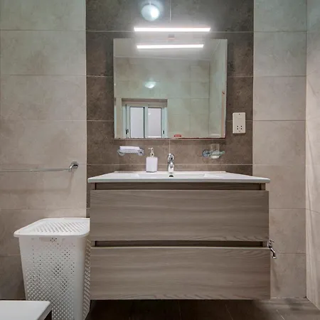 Modern 2br Near Ferry With Ac Wifi Appartamento Sliema