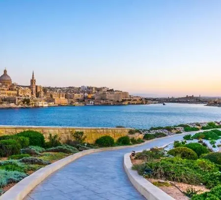 Modern 2br Near Ferry With Ac Wifi Sliema